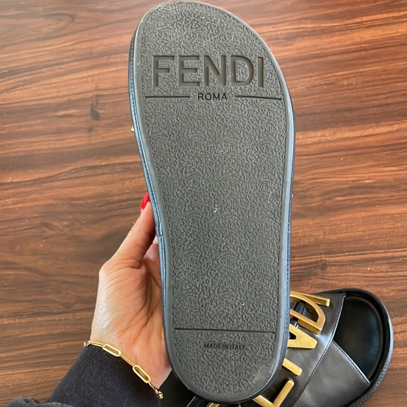 Black slides 6.5 but fits more like a 7 - Picture 3 of 4